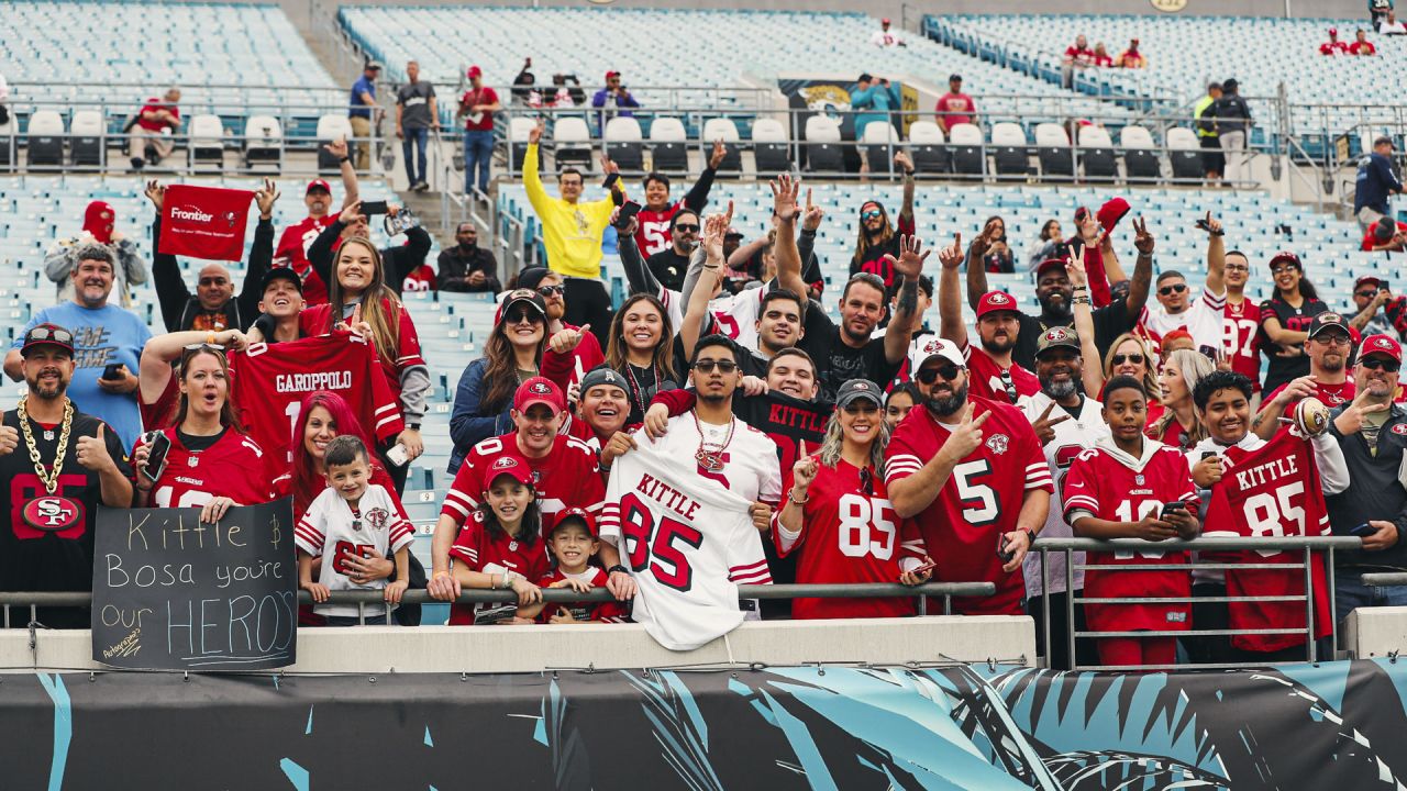 Nevius: Faithful 49ers fans return to cheer on their hot team