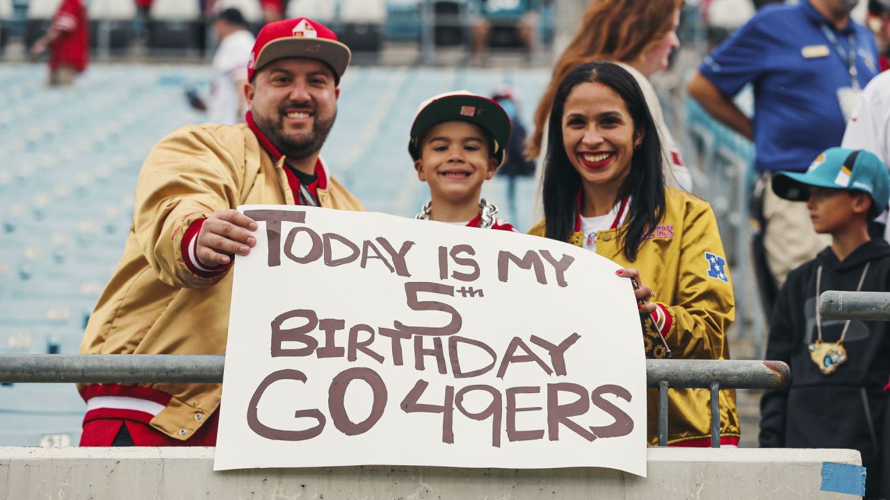 Nevius: Faithful 49ers fans return to cheer on their hot team