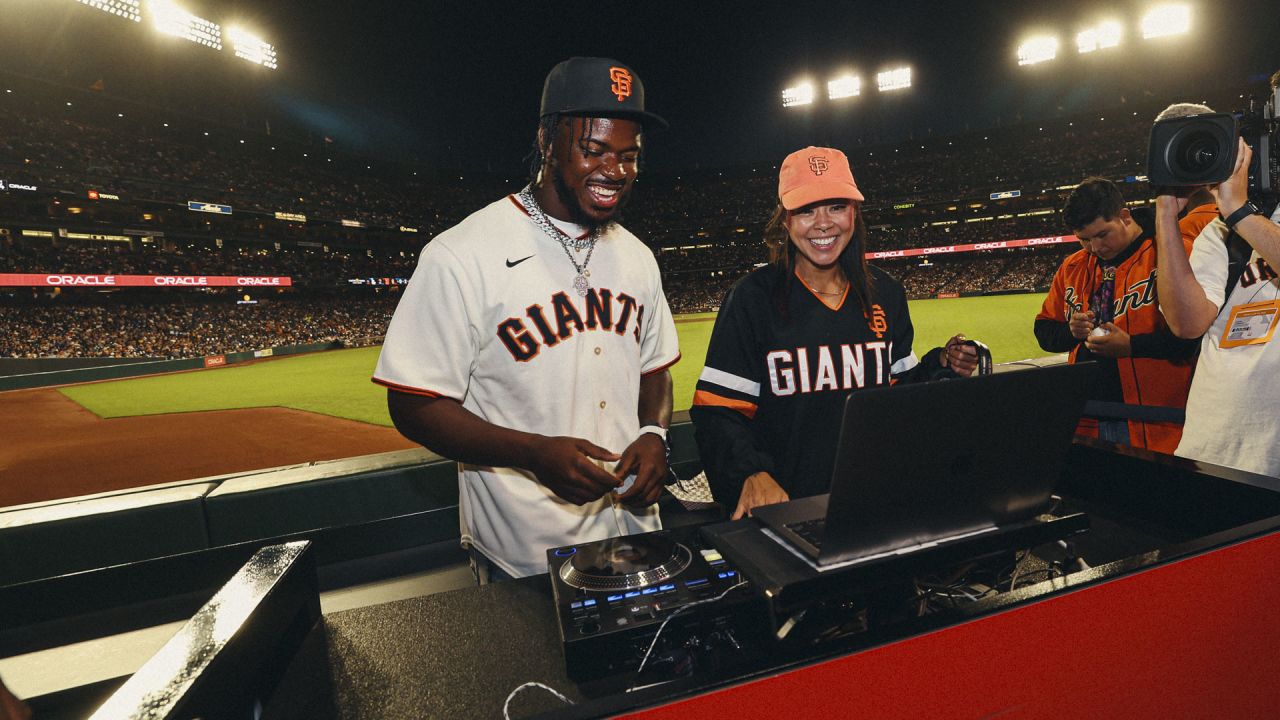 Former 49ers QB receives standing ovation at Giants game at Oracle Park