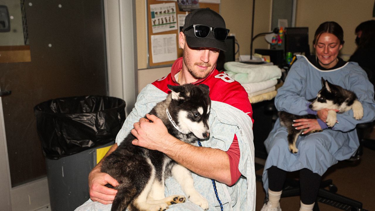 49ers Players Volunteer at Humane Society Silicon Valley 