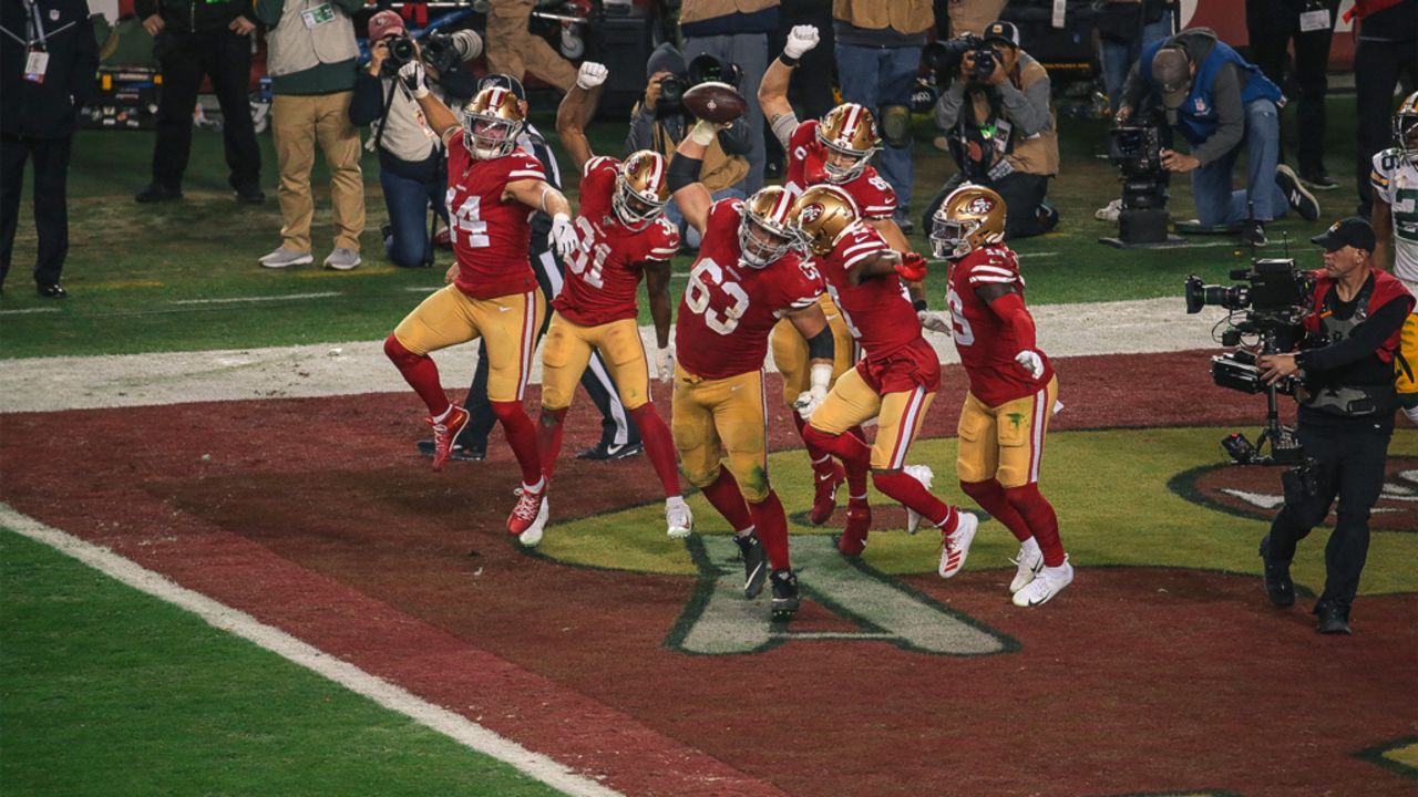 San Francisco 49ers Vs. Green Bay Packers. Fans Support On NFL Game.  Silhouette Of Supporters, Big Screen With Two Rivals In Background. Stock  Photo, Picture and Royalty Free Image. Image 151158434.