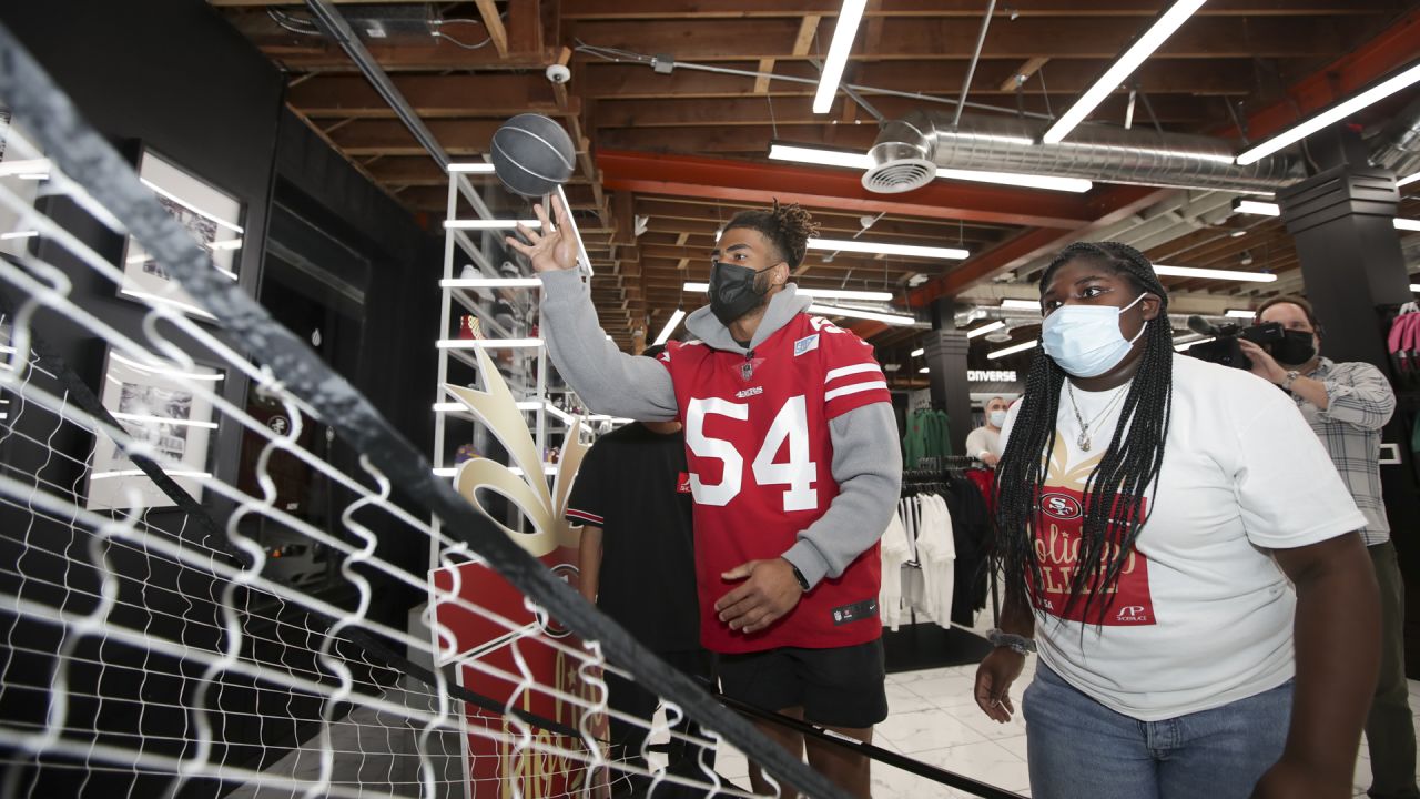 49ers Players Host Holiday Blitz with Shoe Palace and Visa