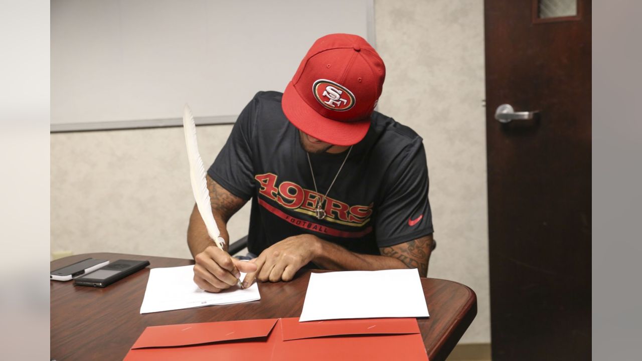 Colin Kaepernick signs six-year extension with 49ers - Los Angeles Times