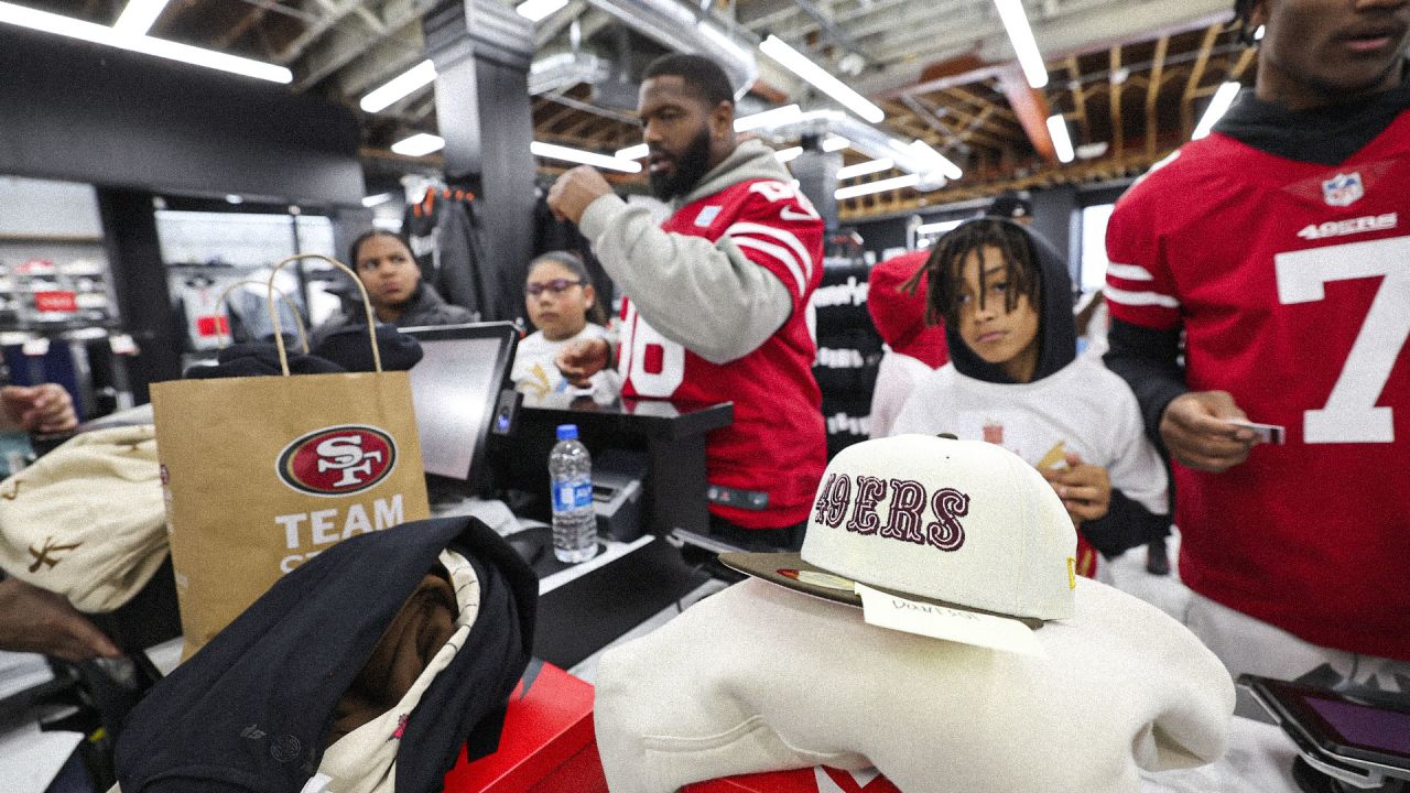 49ers Players Host SPAAT for a Holiday Blitz Shopping Event