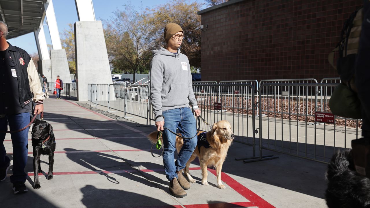 49ers Welcome Military Veterans and Service Dogs for Practice Visit