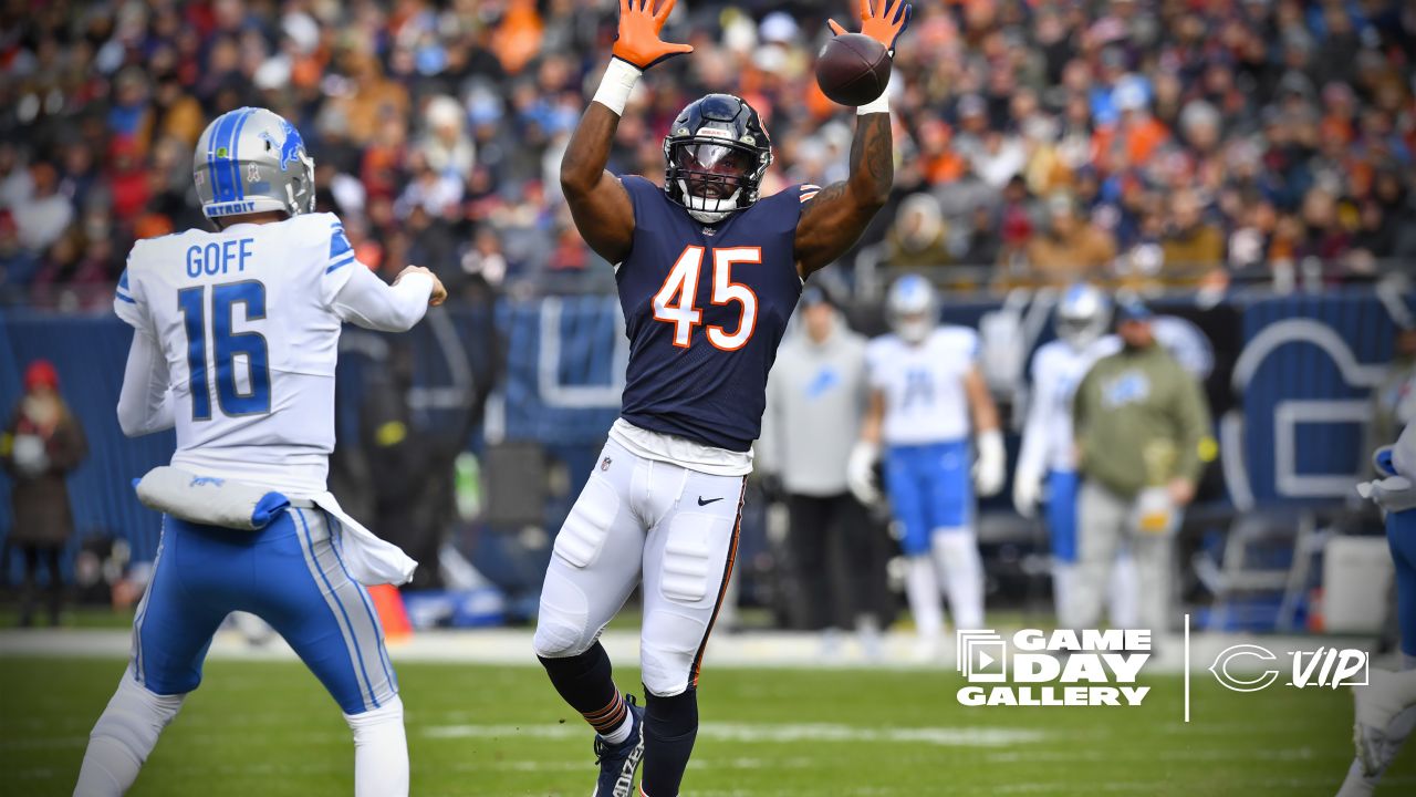 Chicago, Illinois, USA. 03rd Oct, 2021. - Bears #32 David Montgomery warms  up before the NFL Game between the Detroit Lions and Chicago Bears at  Soldier Field in Chicago, IL. Photographer: Mike