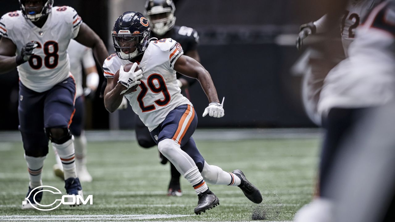 Chicago Bears running back Tarik Cohen (29) runs against Minnesota Vikings  defense during the first half of an NFL football game, Monday, Oct. 9,  2017, in Chicago. (AP Photo/Darron Cummings Stock Photo - Alamy