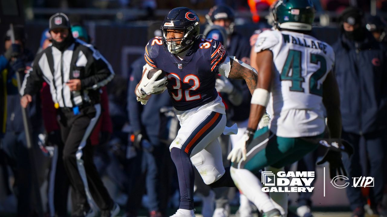 Fields breaks Douglass' QB rushing record in Bears' 25-20 loss to Eagles