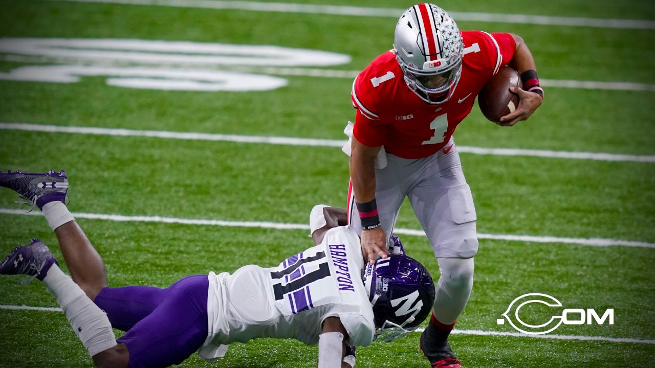 Justin Fields using his legs #bears #nfl #shorts 