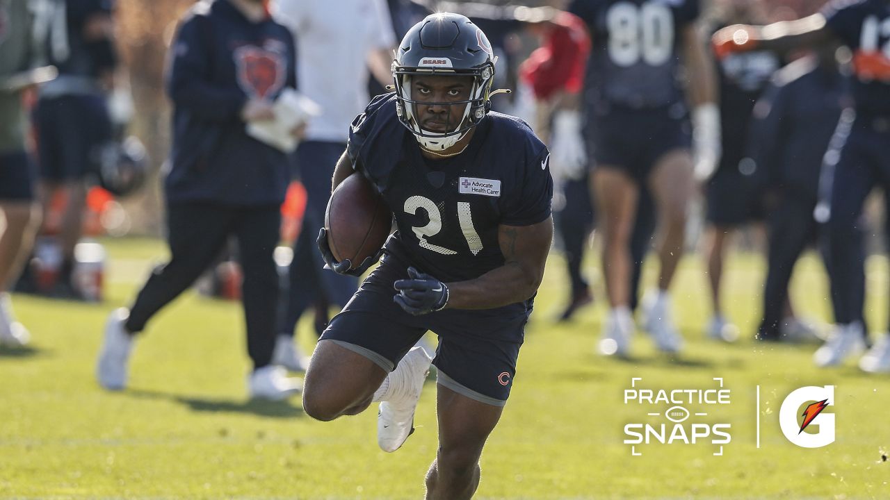 Green Bay, Wisconsin, USA. 18th Sep, 2022. Chicago Bears running back David  Montgomery (32) running through a hole made by center Cody Whitehair (65),  offensive tackle Larry Borom (75), and tight end