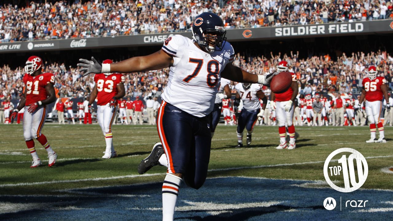 Chicago Bears quarterback Rex Grossman sets to pass in the snow