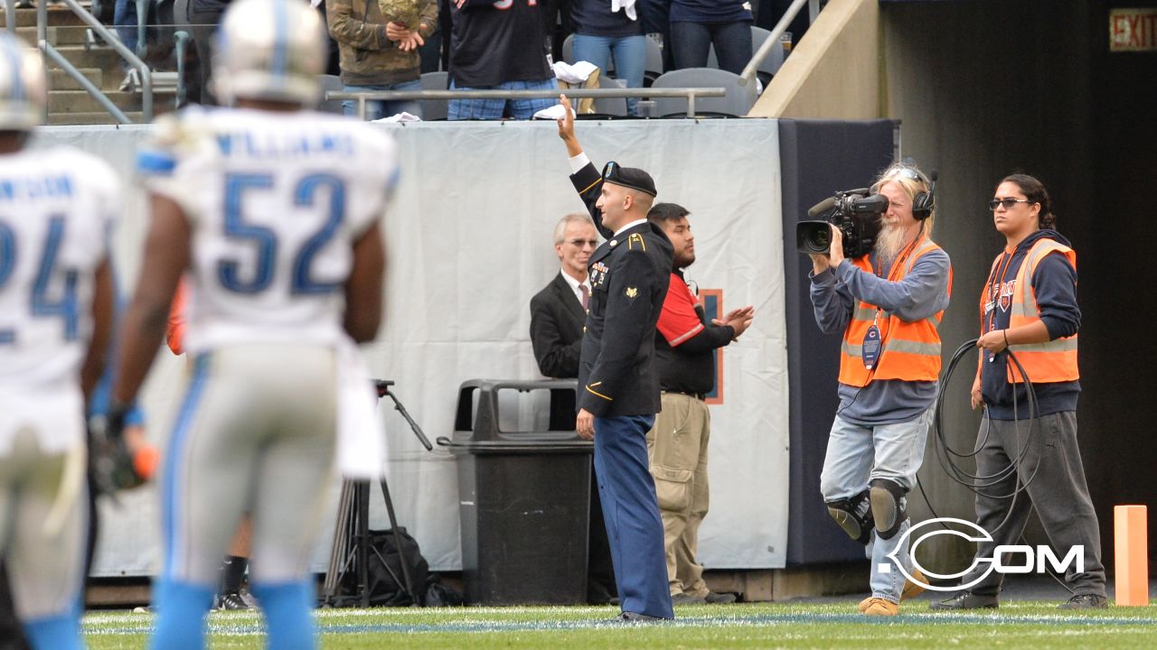 DVIDS - Images - Service members receive honor during Chicago Bears  Veterans Day game [Image 8 of 13]