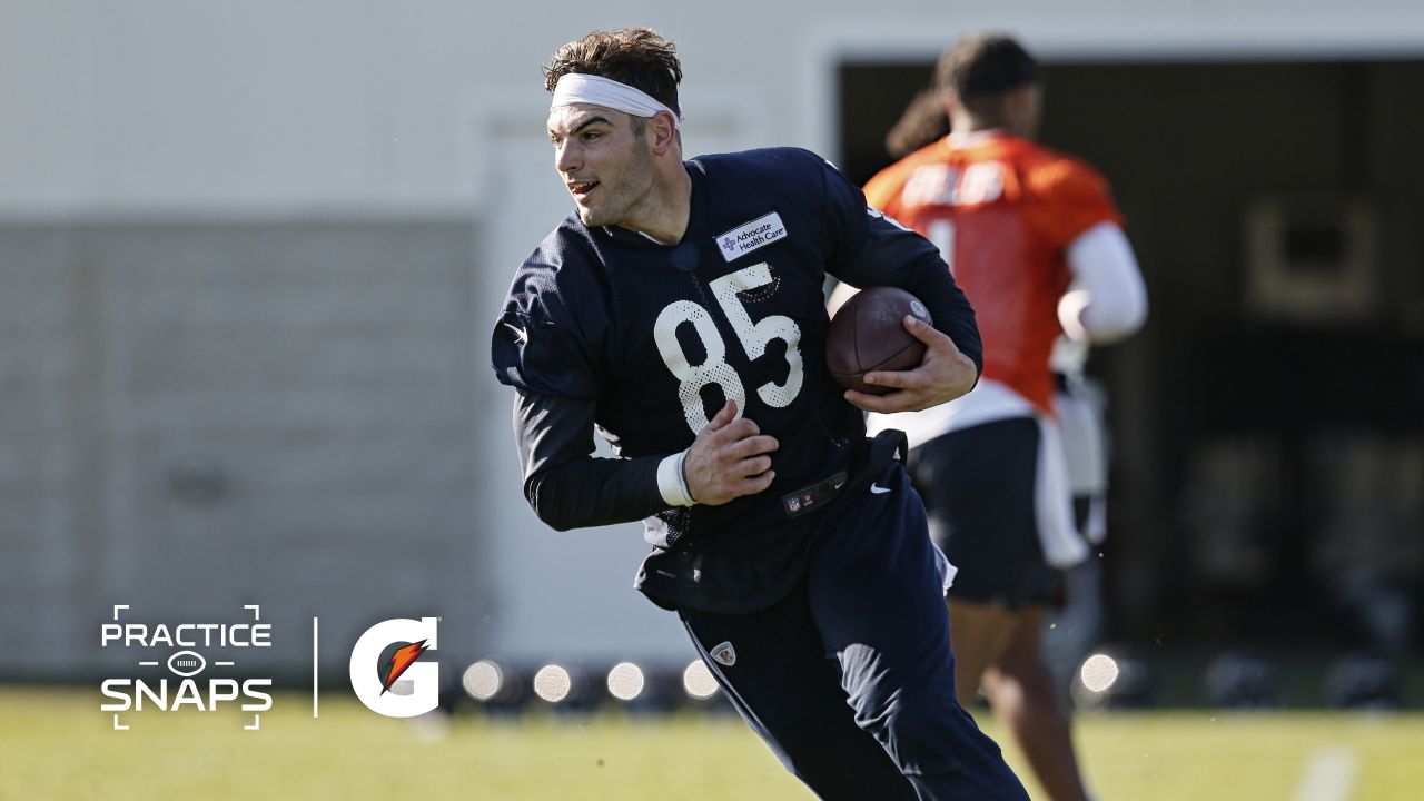 Green Bay, Wisconsin, USA. 18th Sep, 2022. Chicago Bears running back David  Montgomery (32) running through a hole made by center Cody Whitehair (65),  offensive tackle Larry Borom (75), and tight end