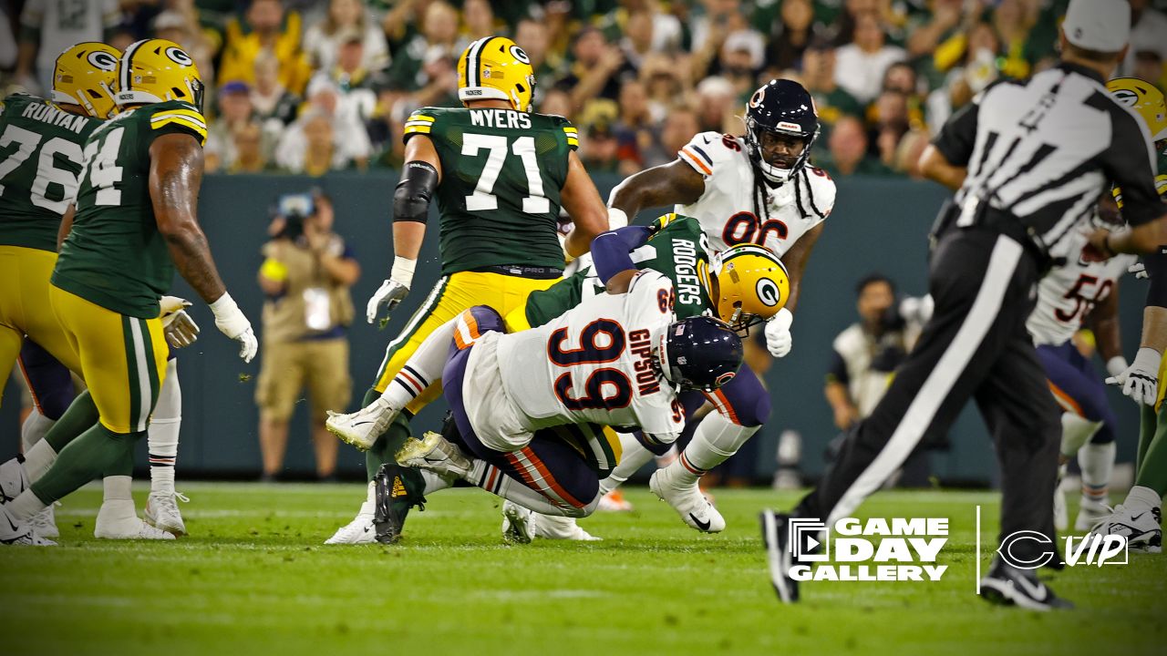 Green Bay Packers, Chicago Bears, fans lock arms during national anthem  before NFL game - ABC7 Chicago