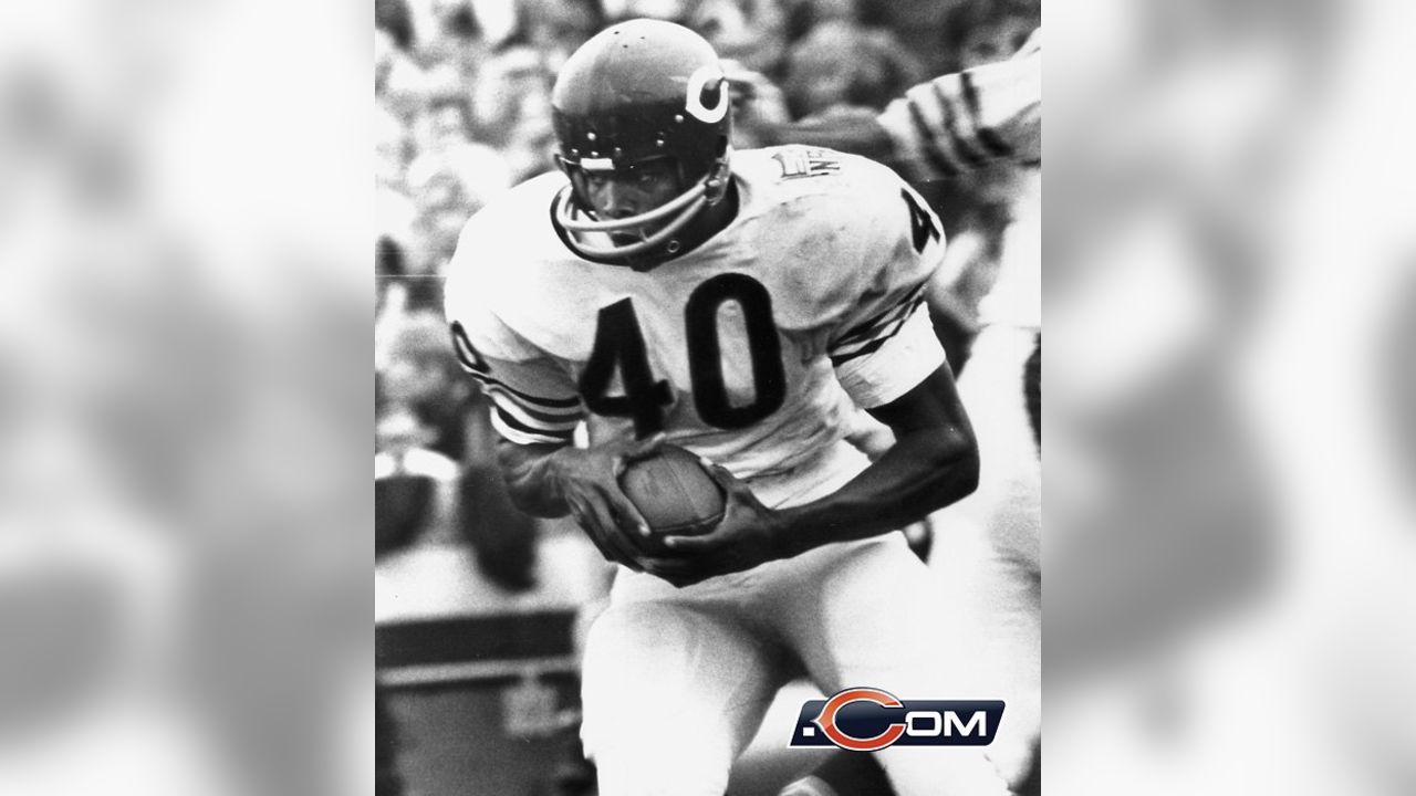 Chicago Bears' halfback Gale Sayers runs with the ball, Sept. 1968. (AP  Photo Stock Photo - Alamy