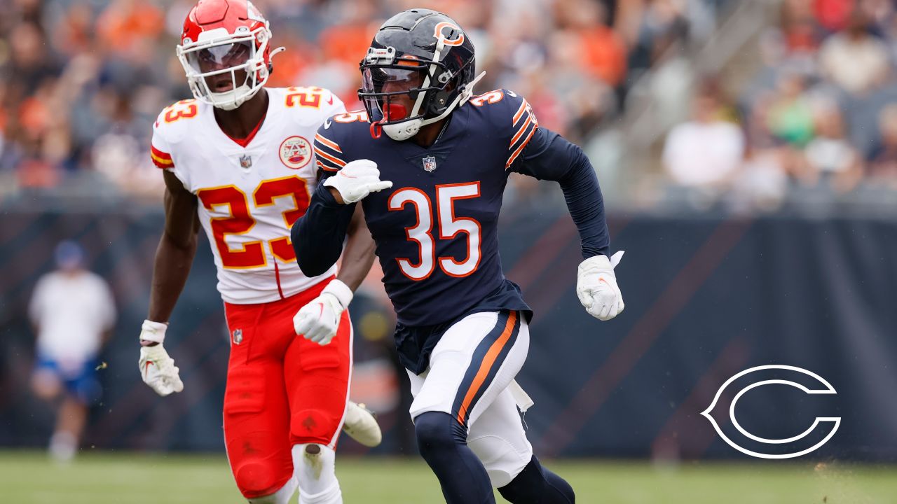 Chicago Bears cornerback Kindle Vildor (22) gets set for a play during the  first half of