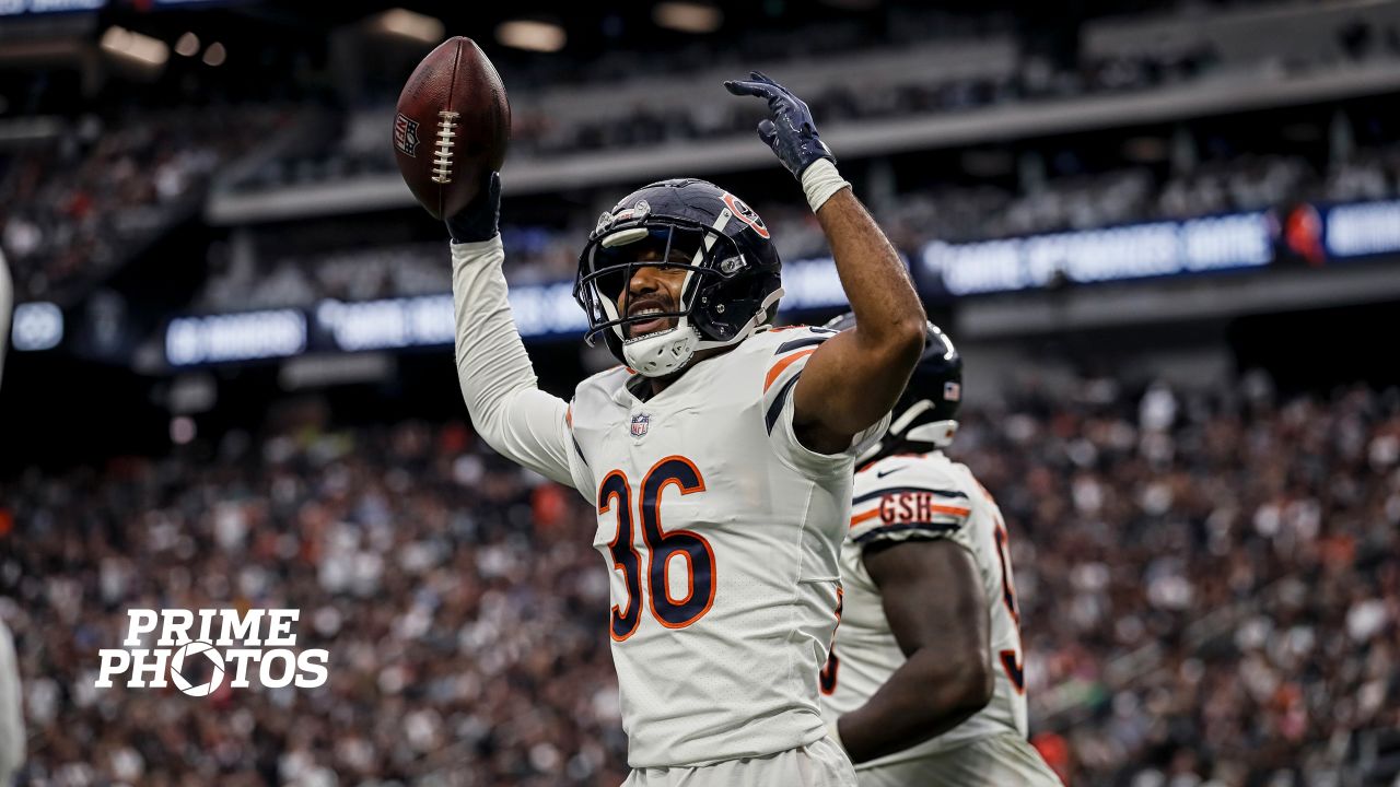 Justin Fields throws first TD pass, Bears' defense dominates Raiders 20-9