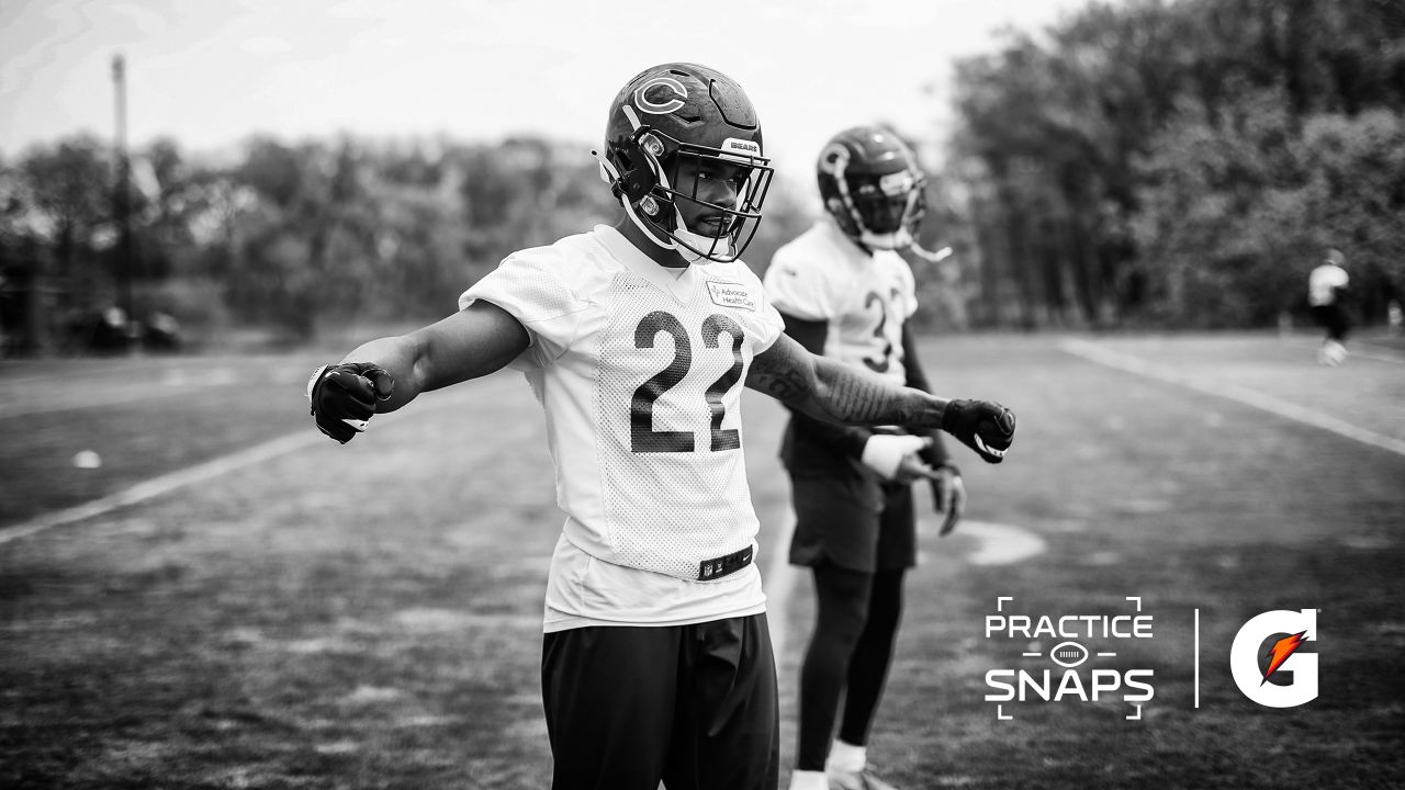 Chicago Bears cornerback Kyler Gordon (6) stretches before an NFL football  game against the Minnesota Vikings, Sunday, Oct. 9, 2022, in Minneapolis.  (AP Photo/Abbie Parr Stock Photo - Alamy