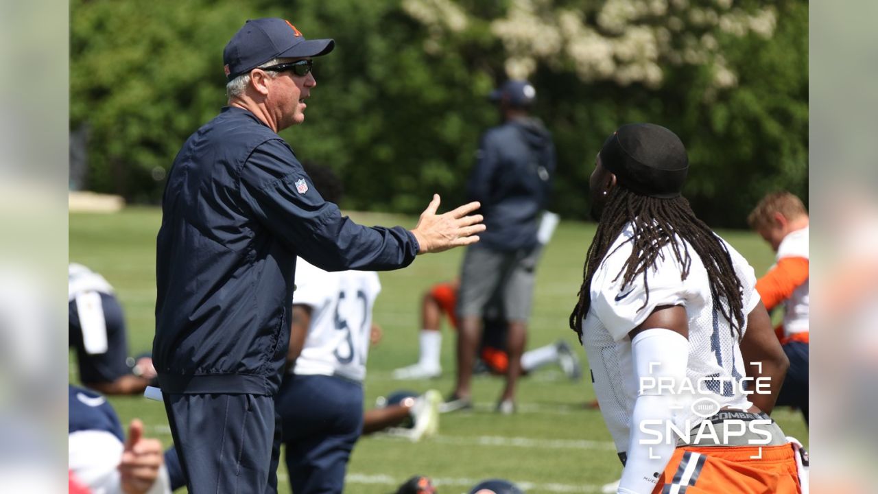 ESPN on X: Victor Cruz didn't waste any time putting himself in a Bears  jersey. (via @TeamVic)  / X