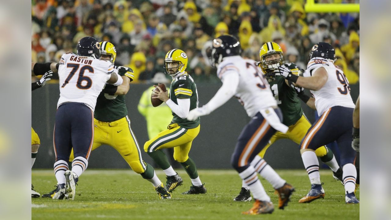 File:Chicago Bears vs Green Bay Packers - Thanksgiving Night 2015