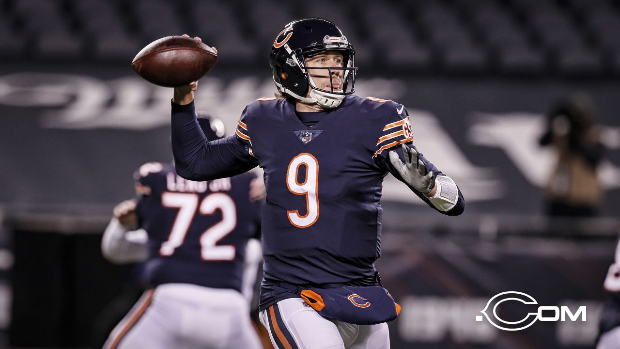 Chicago Bears guard James Daniels (68) watches the scoreboard