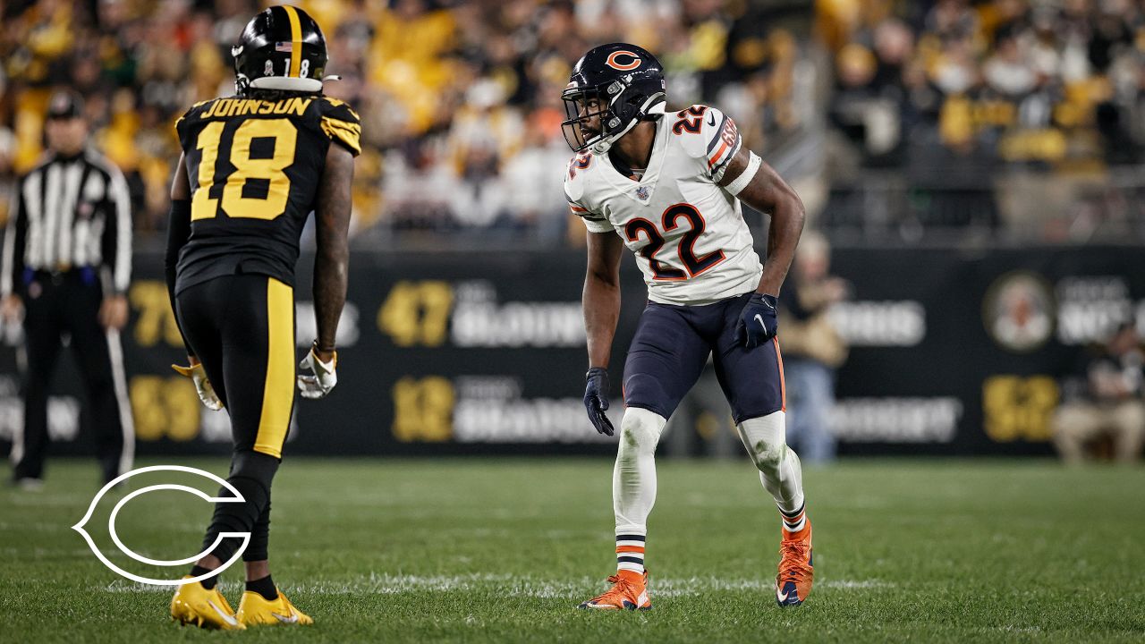 Chicago Bears cornerback Kindle Vildor (22) gets set for a play during the  first half of