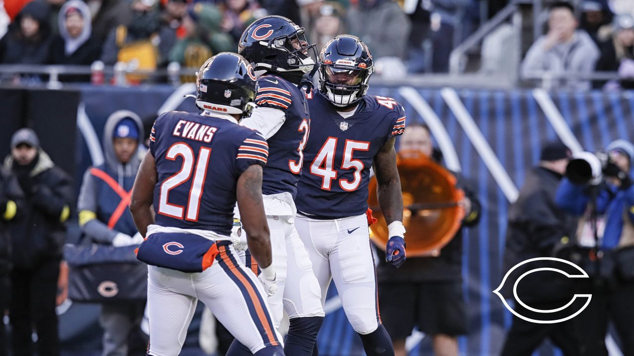 Chicago, IL, USA. 6th Nov, 2022. Chicago Bears quarterback #1 Justin Fields  in action during a game against the Miami Dolphins in Chicago, IL. Mike  Wulf/CSM/Alamy Live News Stock Photo - Alamy