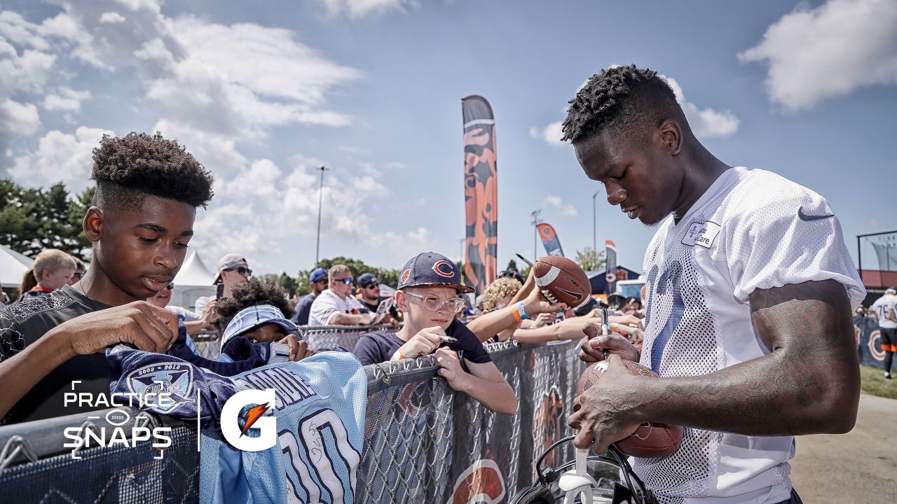 Photos: Chicago Bears sign autographs for fans at training camp