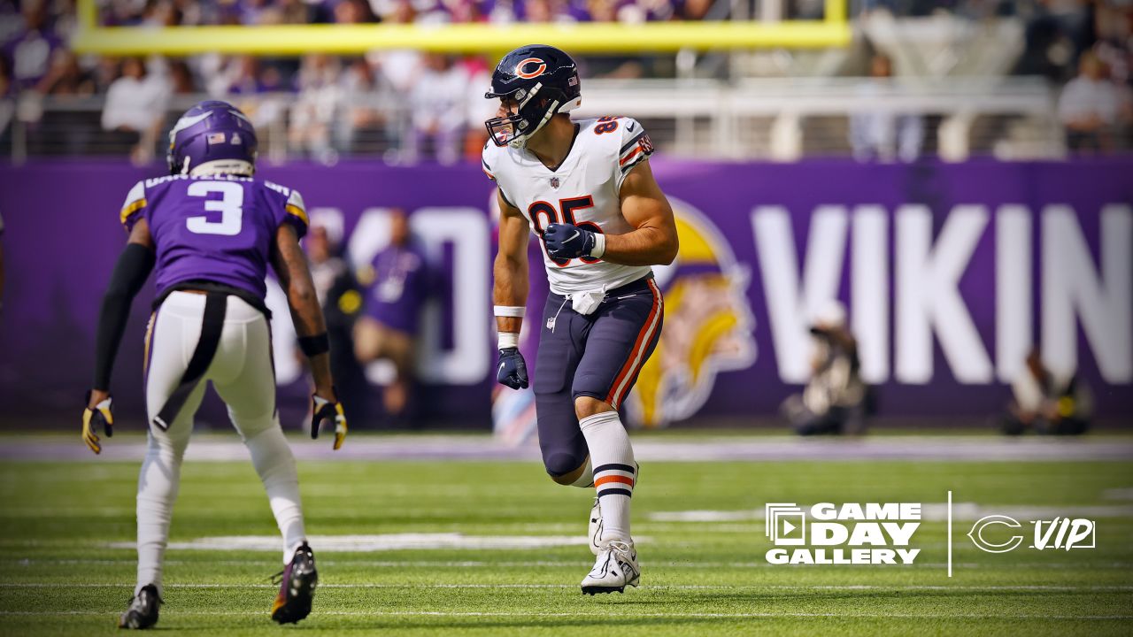 Bears' Darnell Mooney makes incredible catch over campgoers – NBC