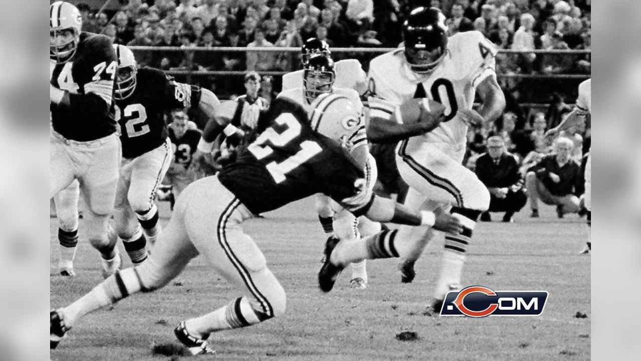 Chicago Bears' halfback Gale Sayers runs with the ball, Sept. 1968. (AP  Photo Stock Photo - Alamy