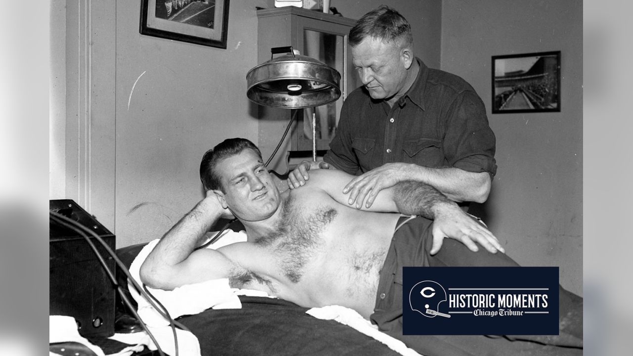 Chicago Bears Bronko Nagurski flips an unidentified teammate over his  shoulder in 1943. (AP Photo Stock Photo - Alamy