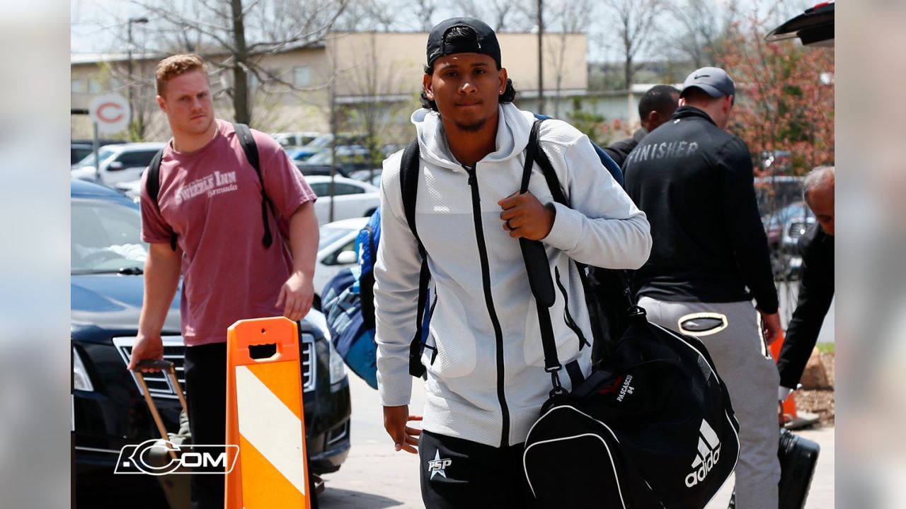 Players arrive for Bears rookie minicamp