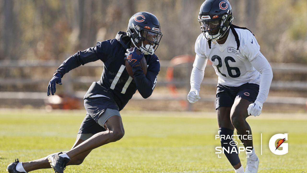 Green Bay, Wisconsin, USA. 18th Sep, 2022. Chicago Bears running back David  Montgomery (32) running through a hole made by center Cody Whitehair (65),  offensive tackle Larry Borom (75), and tight end