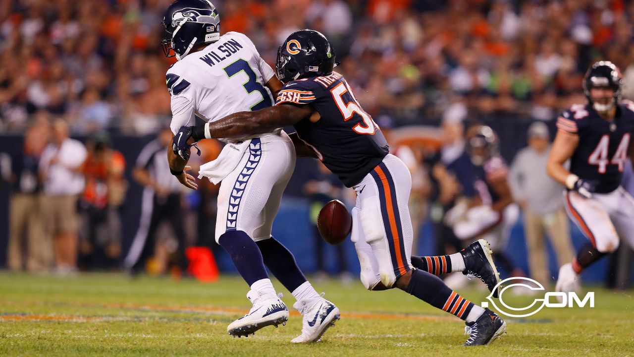 Chicago, United States. 31st Oct, 2021. Chicago Bears Danny Trevathan (6)  eyes San Francisco 49ers wide receiver Deebo Samuel (19) for the tackle  during the first quarter at Soldier Field in Chicago