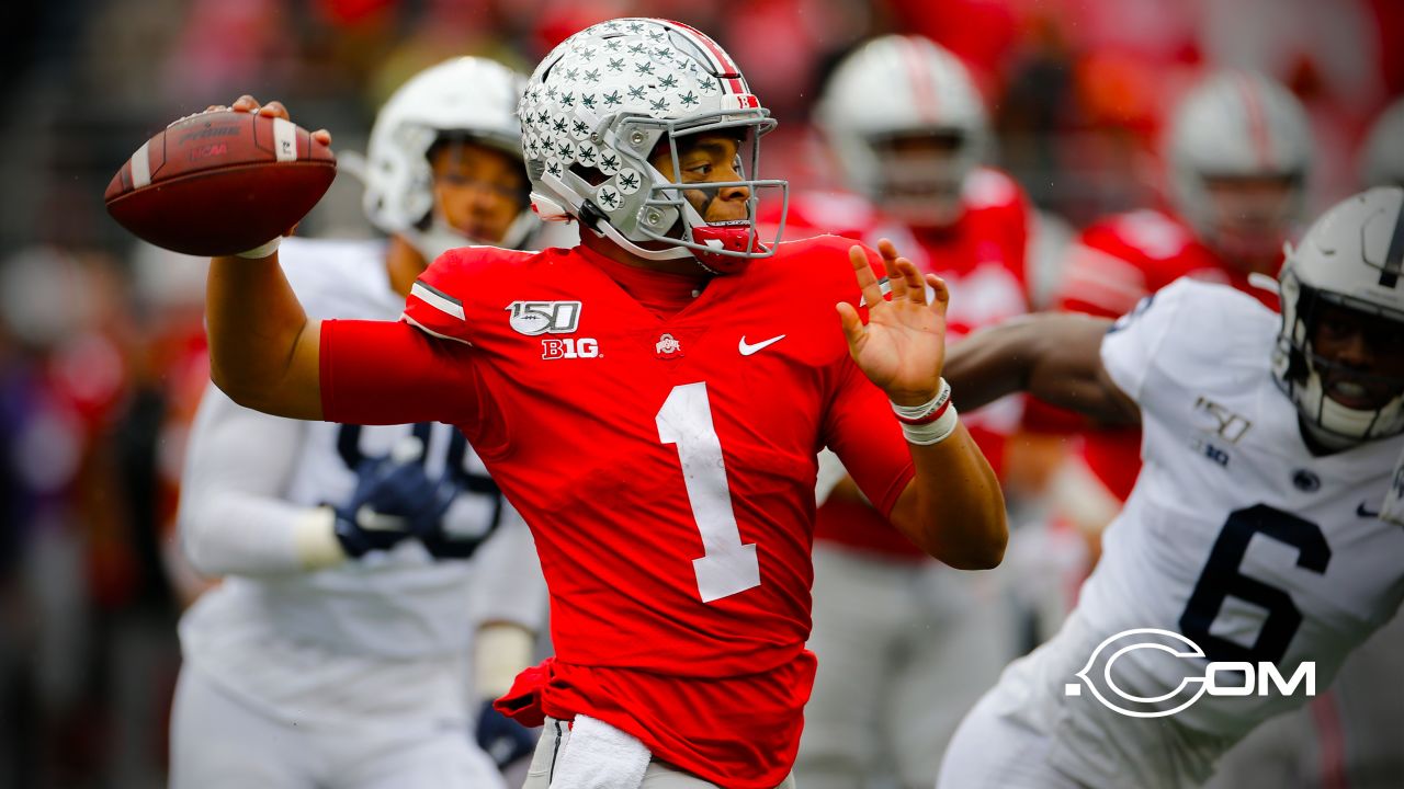 Chicago Bears quarterback Justin Fields (1) looks on against the New York  Giants during an NFL football game Sunday, Oct. 2, 2022, in East  Rutherford, N.J. (AP Photo/Adam Hunger Stock Photo - Alamy