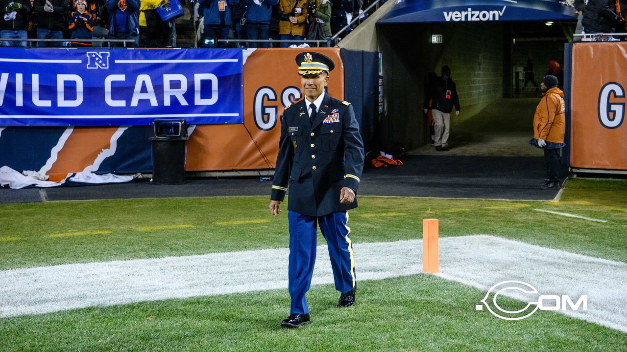 DVIDS - Images - Service members receive honor during Chicago Bears  Veterans Day game [Image 8 of 13]