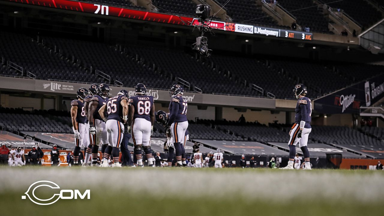 Chicago Bears guard James Daniels (68) watches the scoreboard