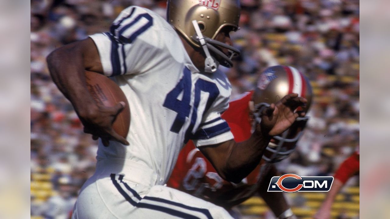 Chicago Bears' halfback Gale Sayers runs with the ball, Sept. 1968. (AP  Photo Stock Photo - Alamy