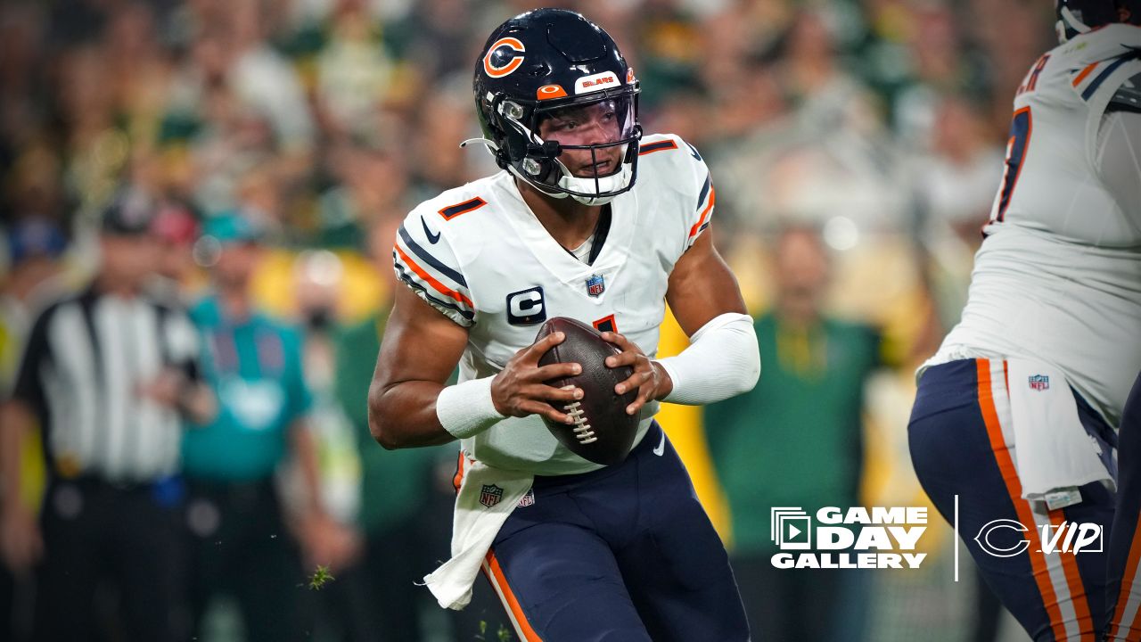 Chicago Bears running back Khalil Herbert (24) during an NFL football game  between the Packers and Bears Sunday, Sept. 18, 2022, in Green Bay, Wis.  (AP Photo/Mike Roemer Stock Photo - Alamy