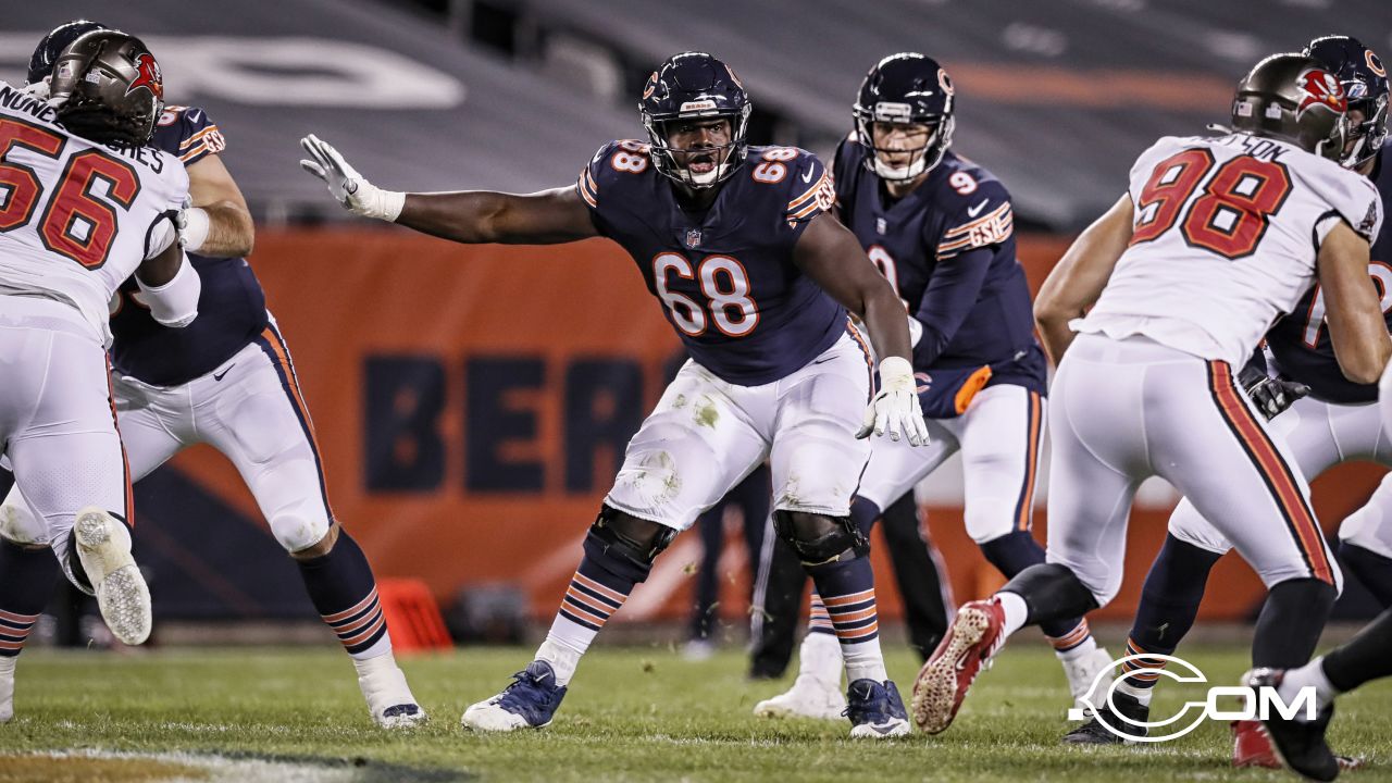 Chicago Bears guard James Daniels (68) watches the scoreboard