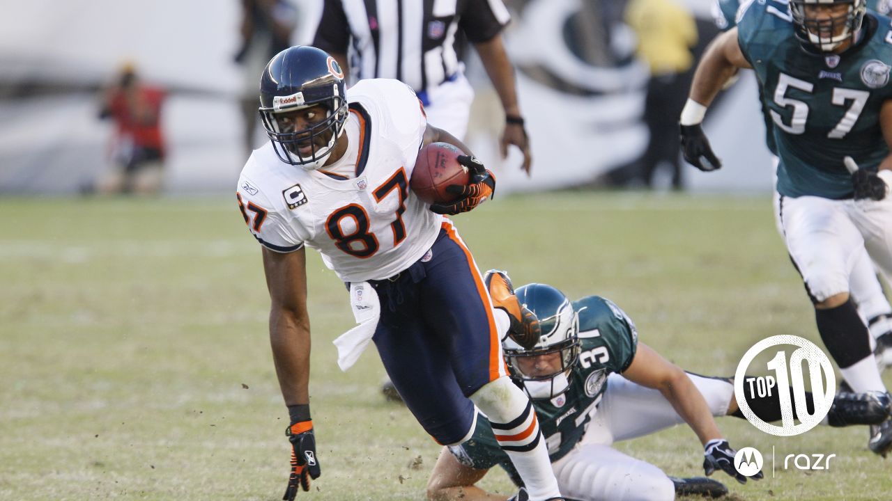 Bob Avellini of the Chicago Bears drops back to pass during an NFL