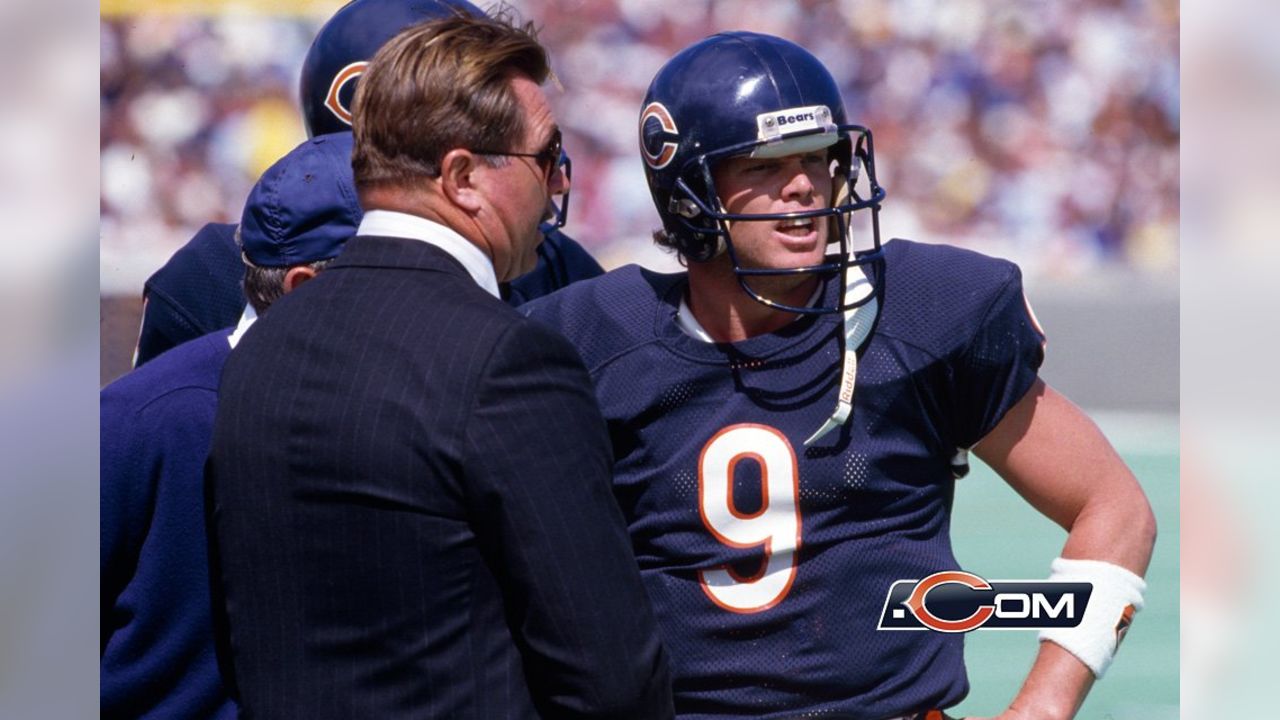 Former Chicago Bears quarterback Jim McMahon (9) and other members