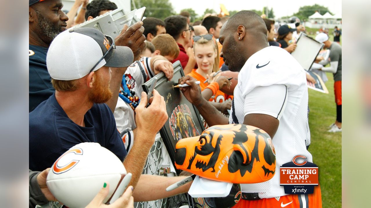 Photos: Chicago Bears sign autographs for fans at training camp