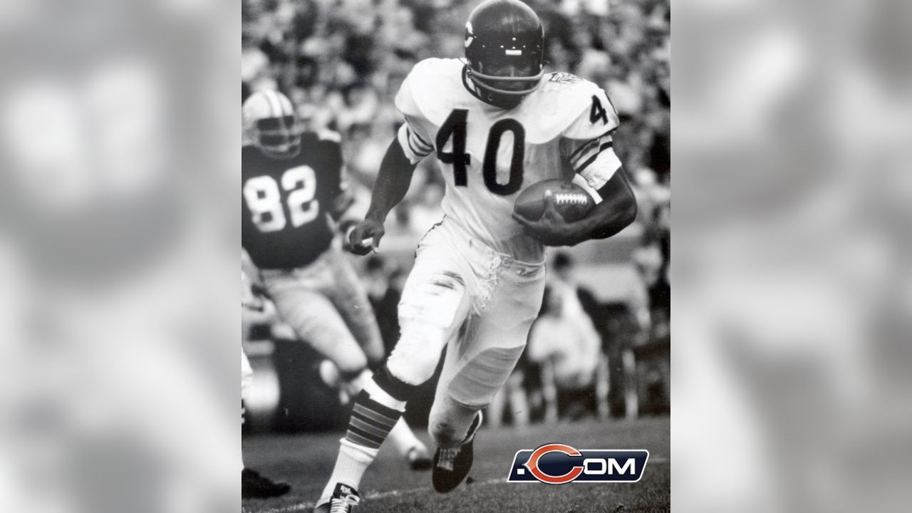 Chicago Bears' halfback Gale Sayers runs with the ball, Sept. 1968. (AP  Photo Stock Photo - Alamy