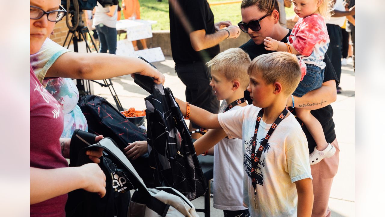 Bengals' Sam Hubbard distributing backpacks to students