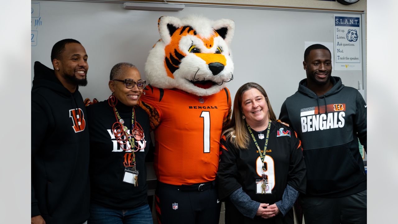 Cincinnati Bengals Donate and Pack Education Kits for CPS Students - ABC  Cincy