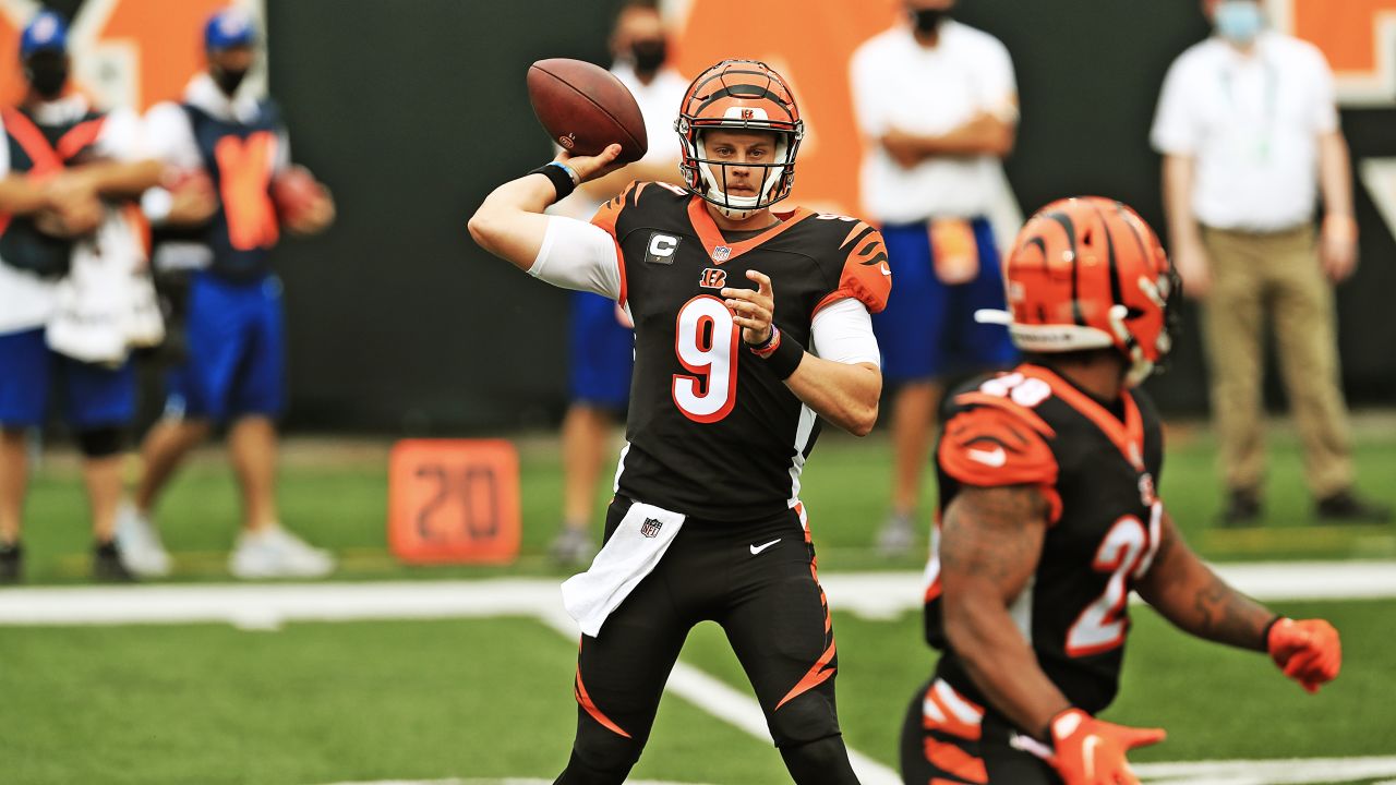 October 29th, 2017: Cincinnati Bengals offensive guard Trey Hopkins (66)  enters the field before the NFL football game between the Indianapolis  Colts and the Cincinnati Bengals at Paul Brown Stadium, Cincinnati, OH.