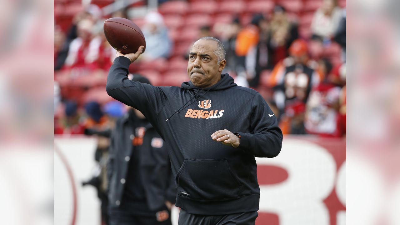 Cincinnati Bengals head coach Marvin Lewis in action against the Houston  Texans in the first half of an NFL football game, Sunday, Oct. 18, 2009, in  Cincinnati. (AP Photo/David Kohl Stock Photo 