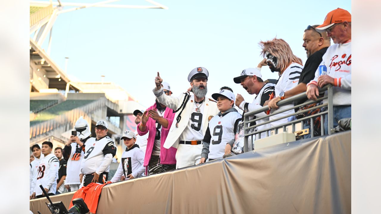 Baltimore Ravens vs. Cincinnati Bengals. Fans support on NFL Game.  Silhouette of supporters, big screen with two rivals in background Stock  Photo - Alamy