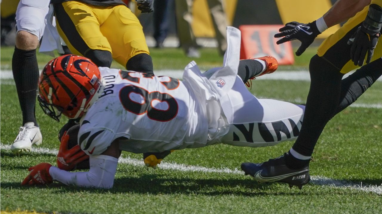 Cincinnati Bengals defensive end B.J. Hill (92) warms up before an NFL  football game against the Pittsburgh Steelers, Sunday, Sept. 26, 2021, in  Pittsburgh. (AP Photo/Justin Berl Stock Photo - Alamy